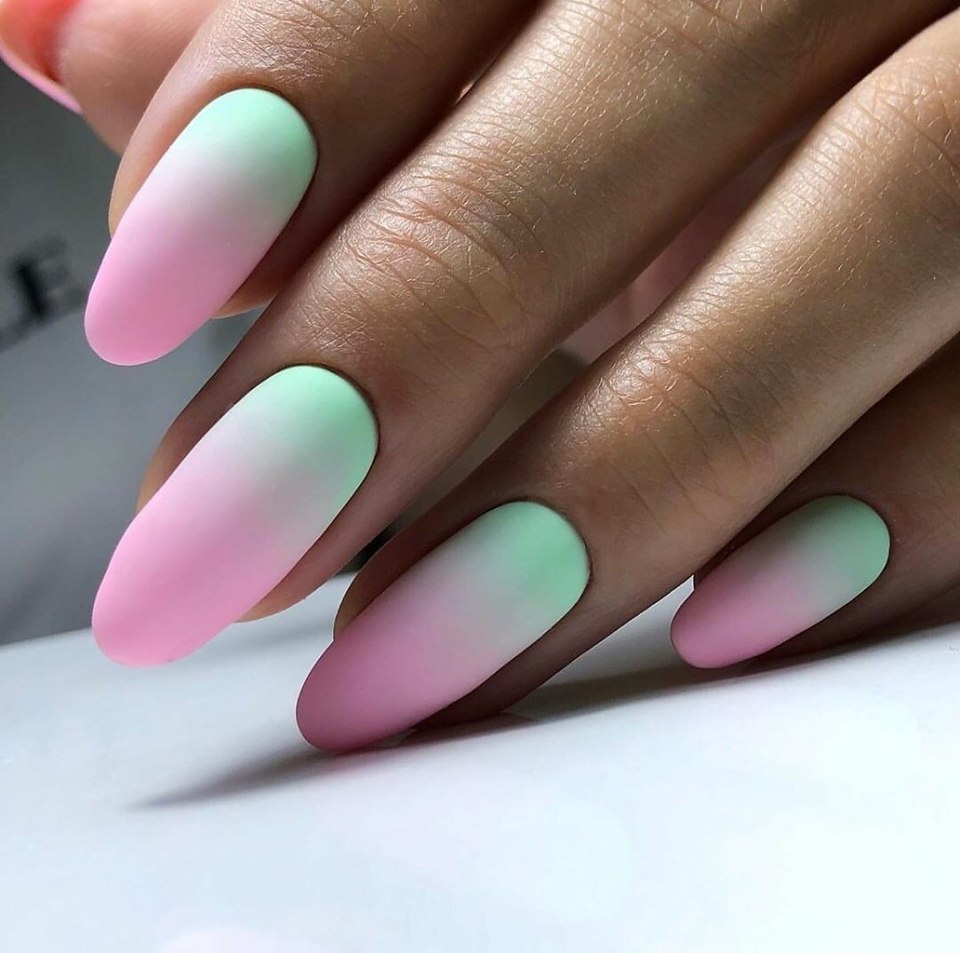 Маникюр градиент яркий