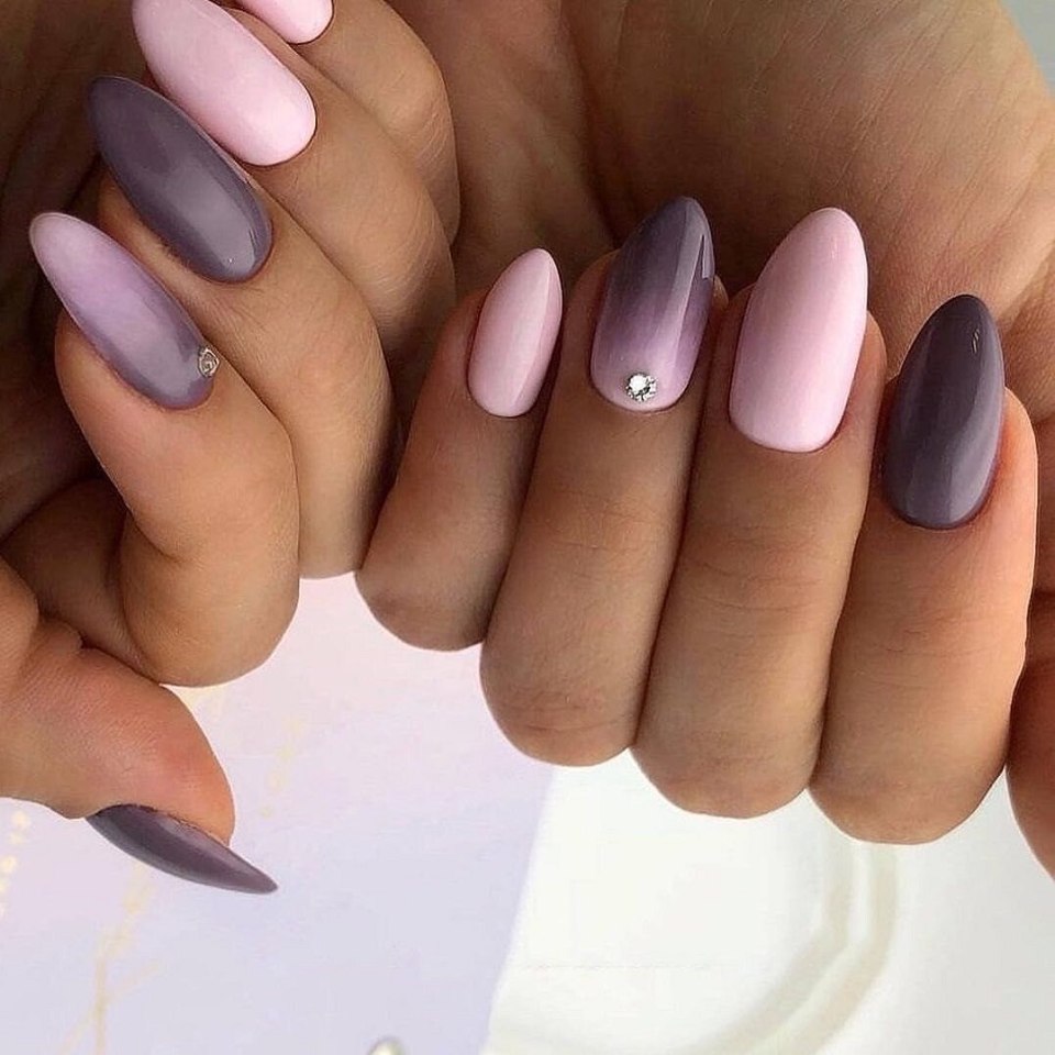 Однотонный маникюр на миндалевидных ногтях