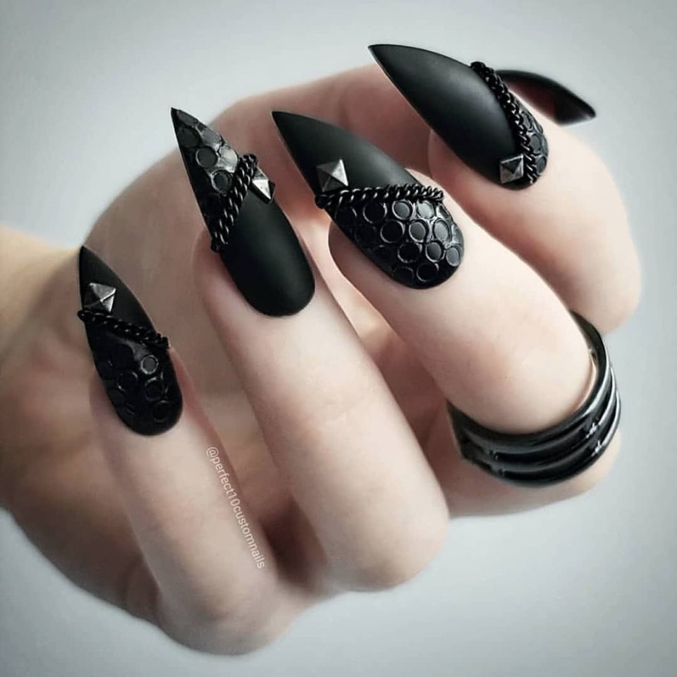 Короткие заостренные ногти