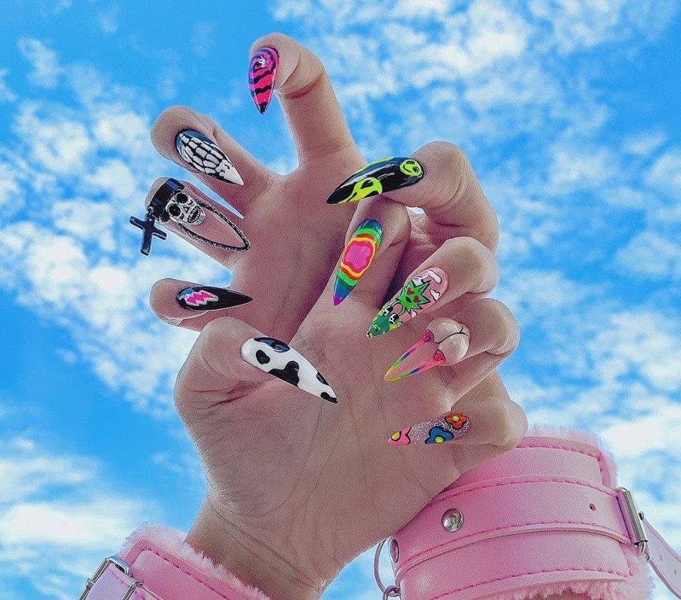 Яркий маникюр для подростков
