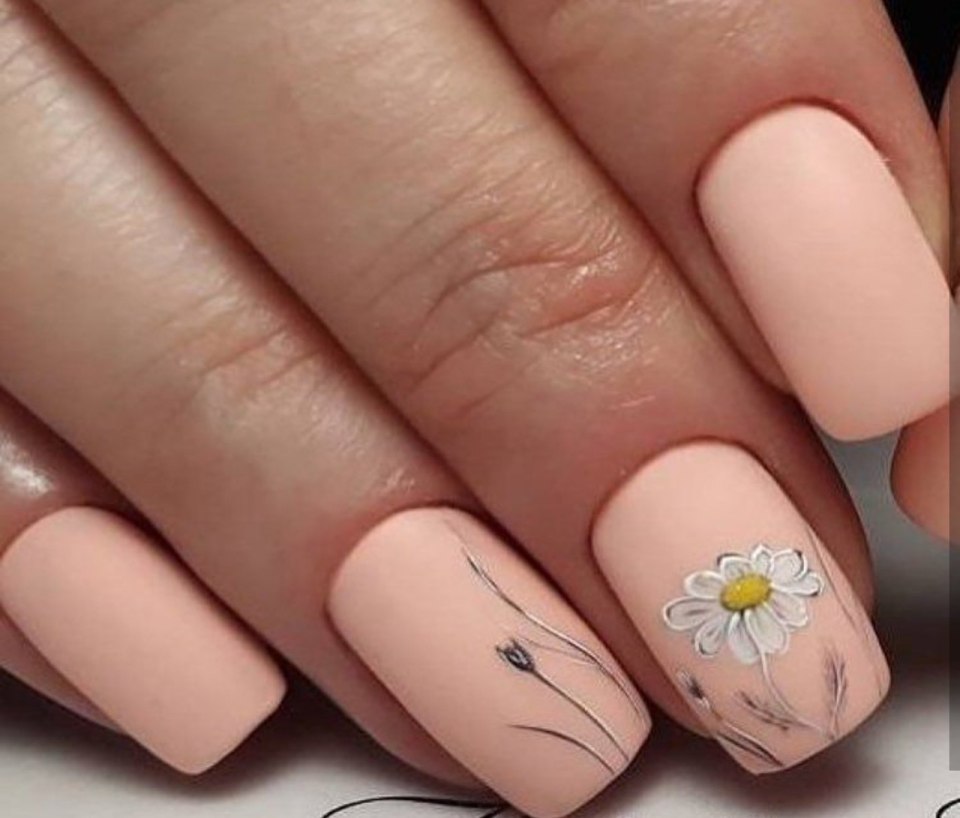 Бежевый маникюр с цветочками