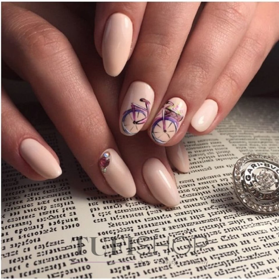 Бежевый маникюр с наклейками