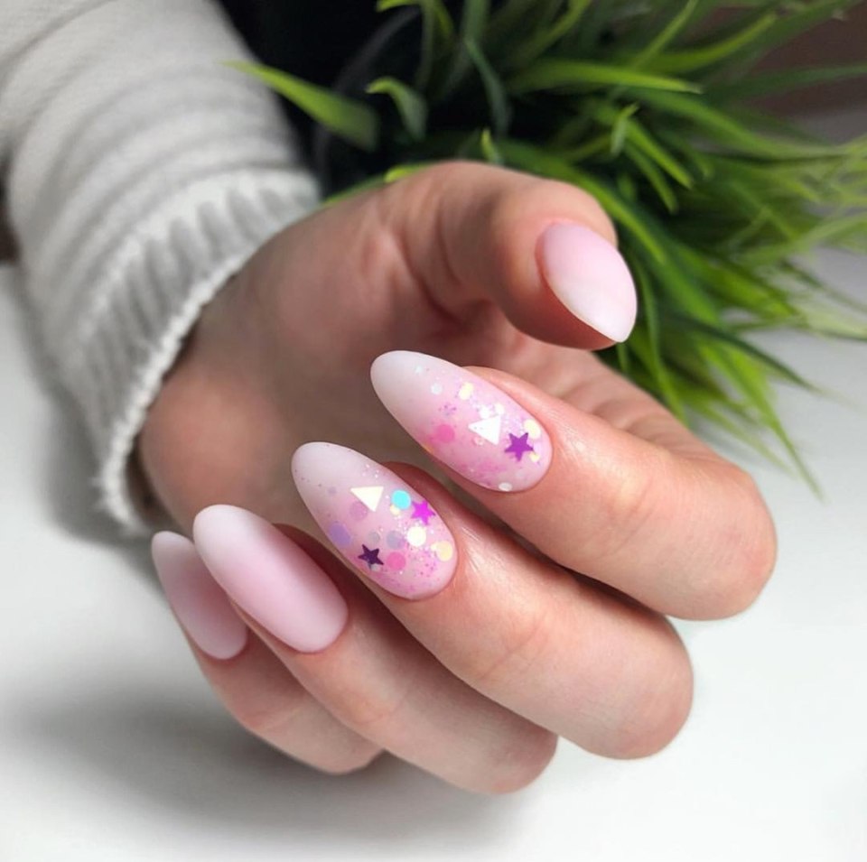 Розовый маникюр в отпуск