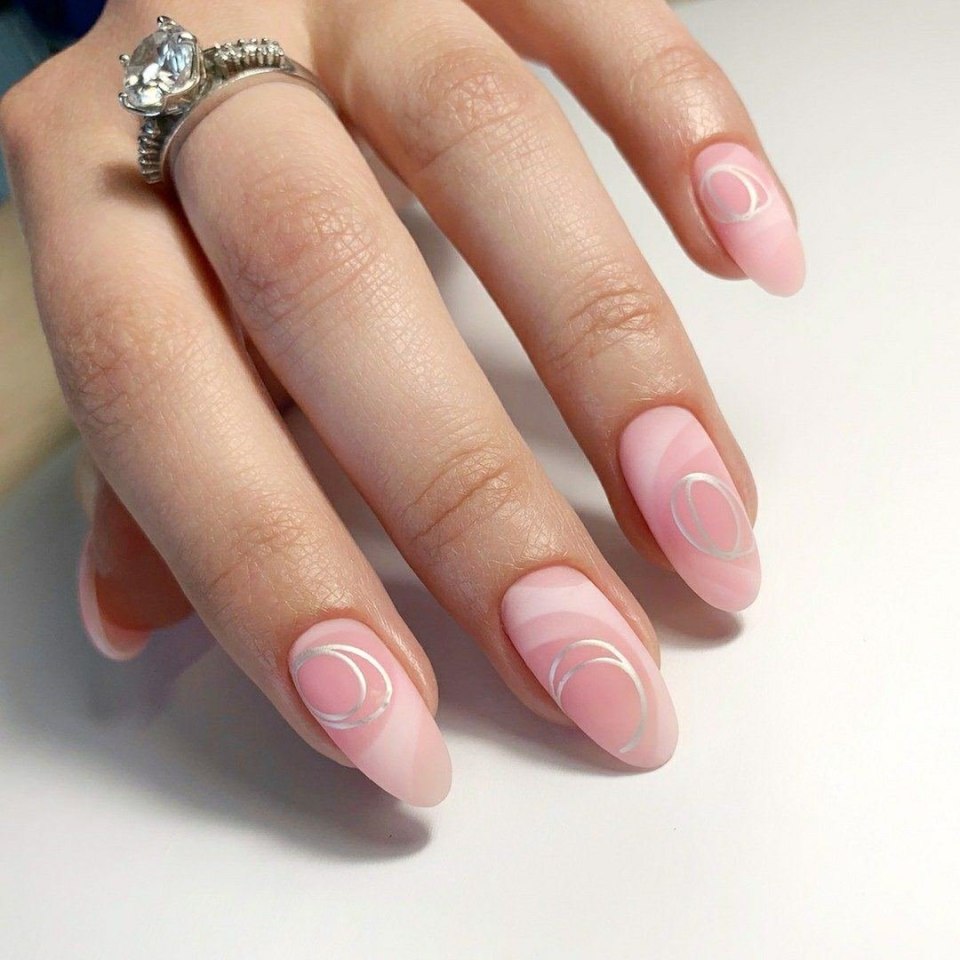 Красивый маникюр френч на миндалевидные ногти
