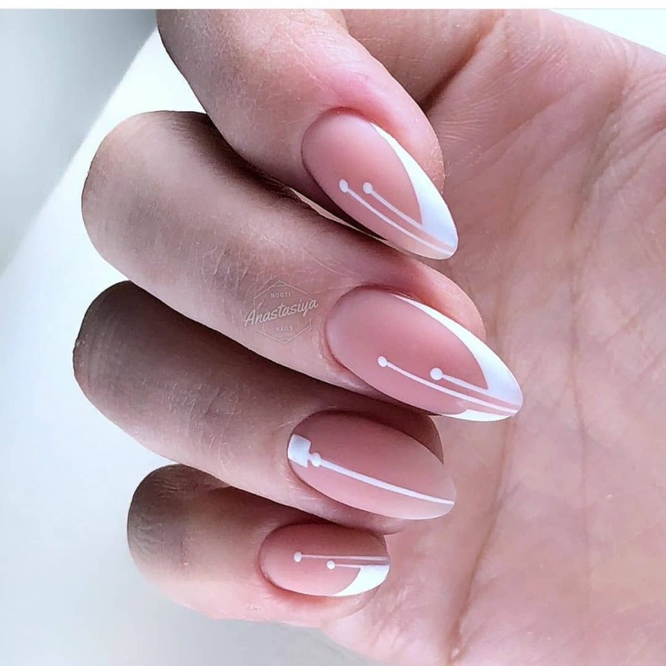 Классический френч на миндалевидных ногтях 2021