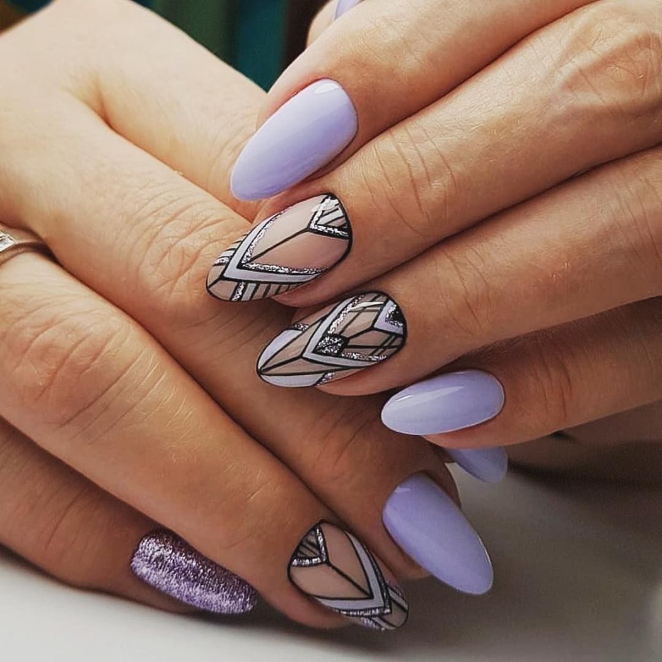 Светлый маникюр с полоск