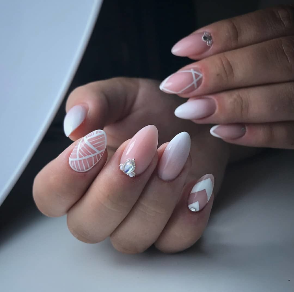 Розовый маникюр на овальных ногтях