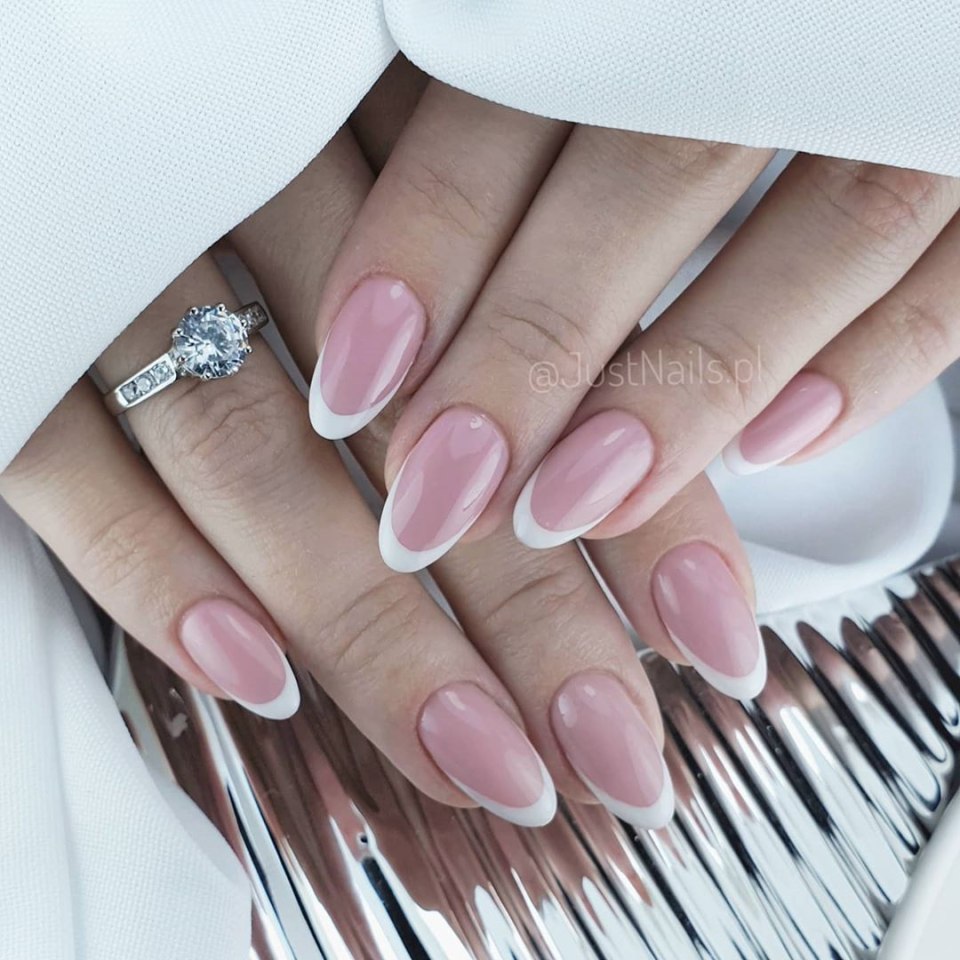 Френч на миндалевидных ногтях 2018
