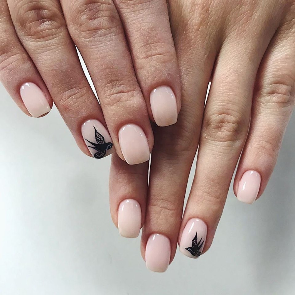 Френч молочного цвета на острые ногти