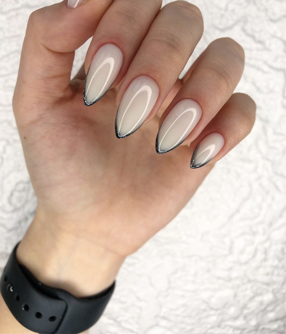 Молочные квадратные ногти