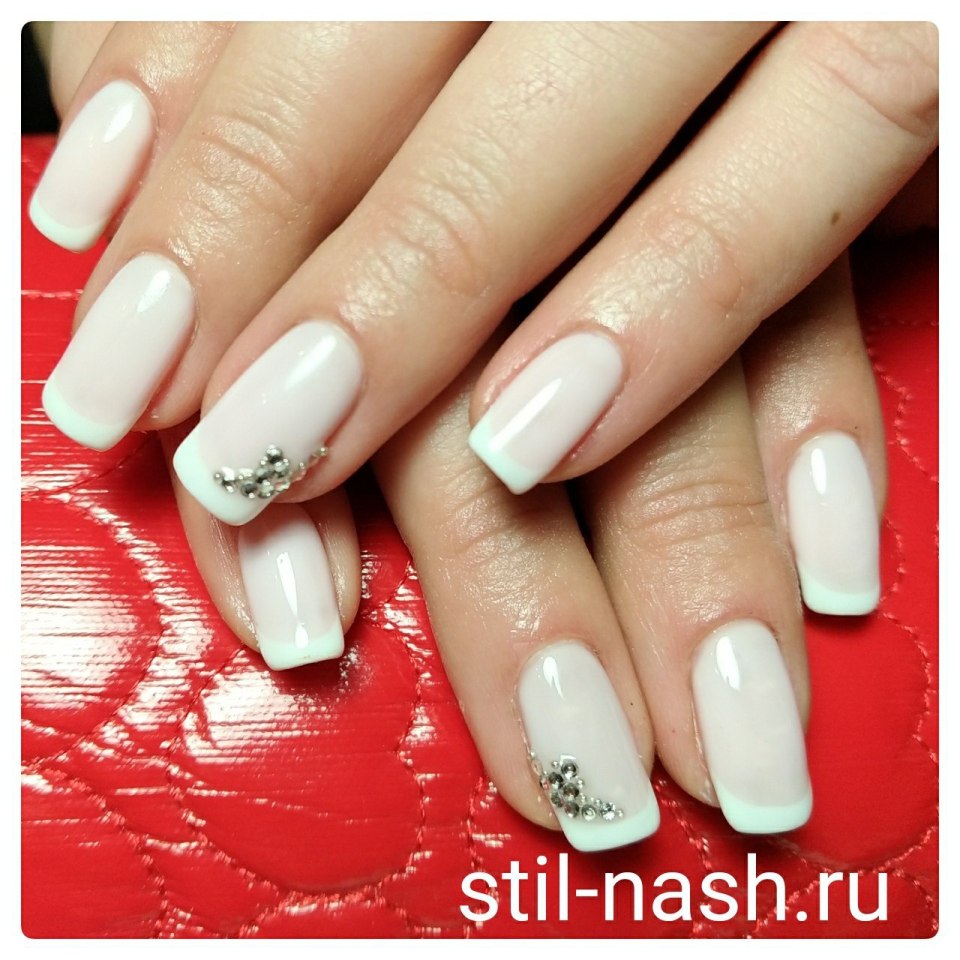 Молочный френч на ногтях 2021