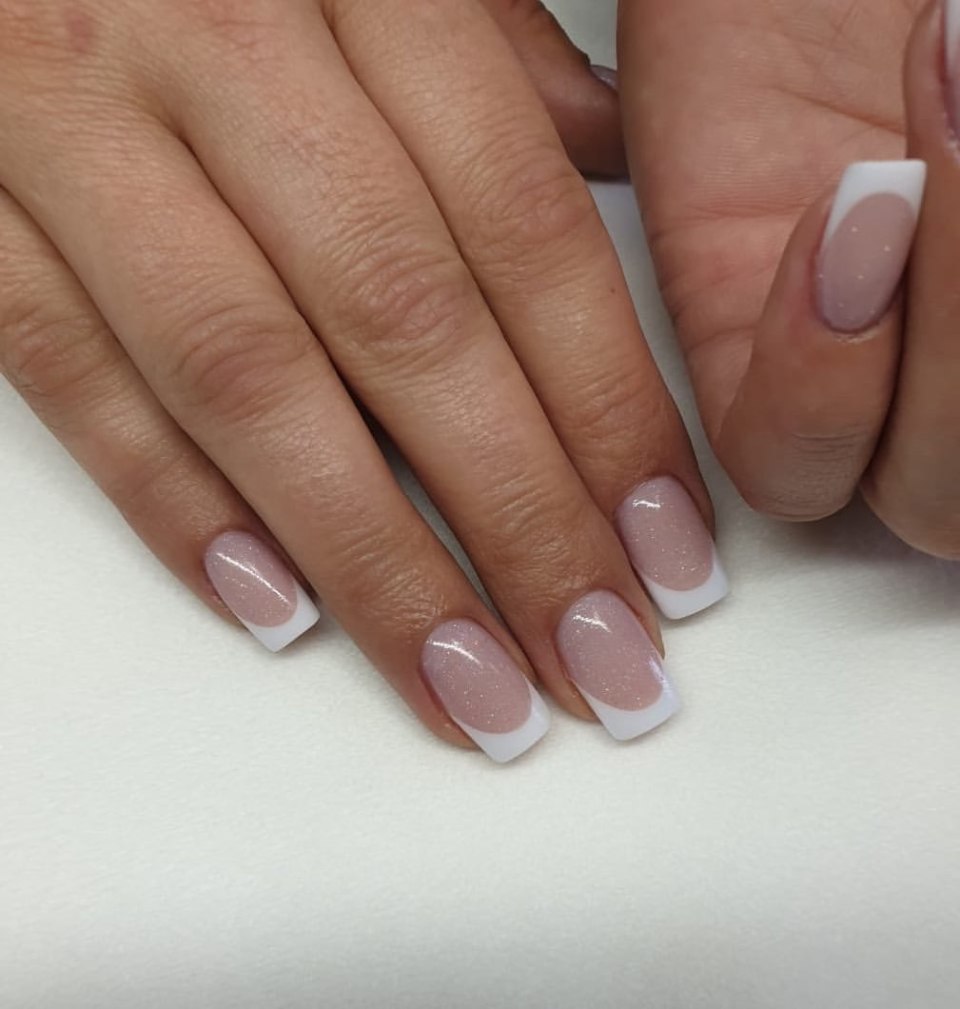 Молочный маникюр френч