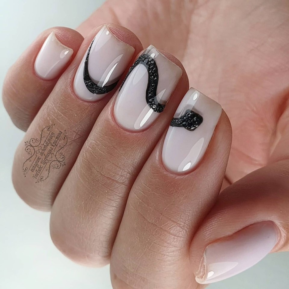 Бесцветный маникюр