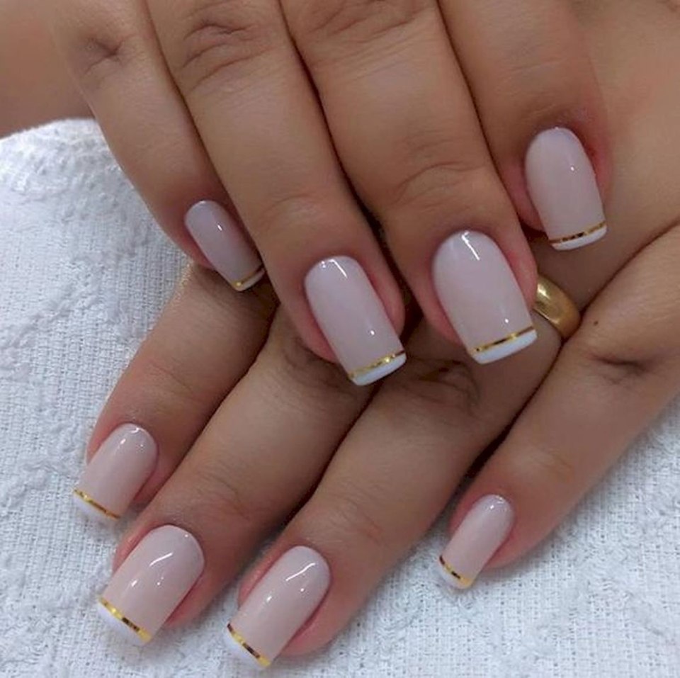 Французский маникюр коричневый