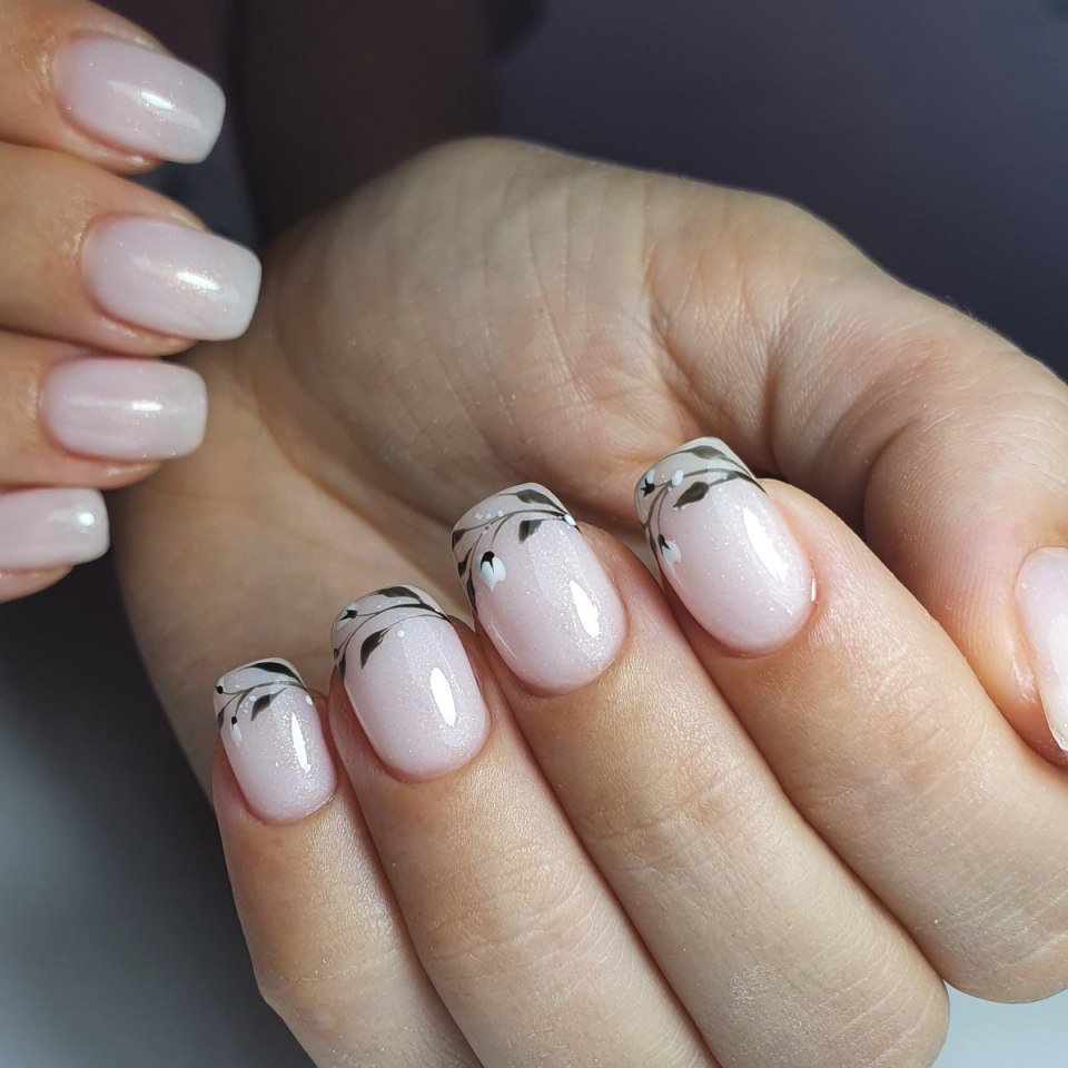 Французский маникюр бежевый