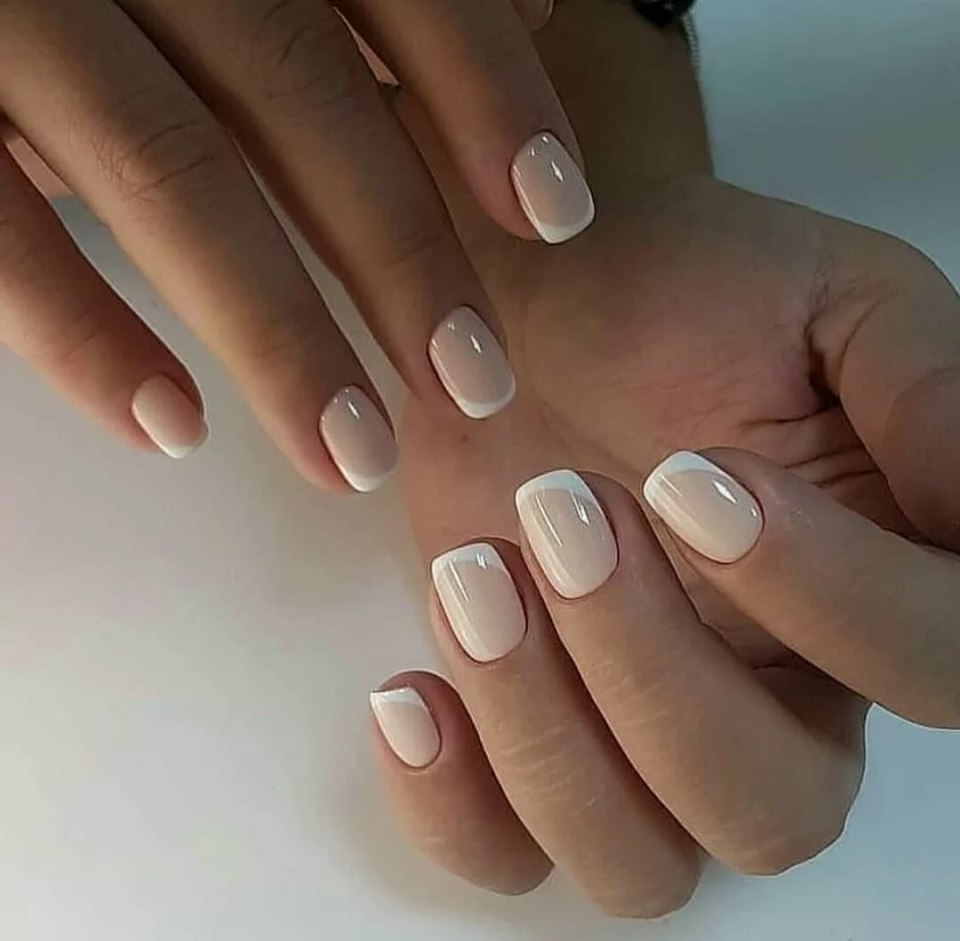 Французский маникюр бежевый