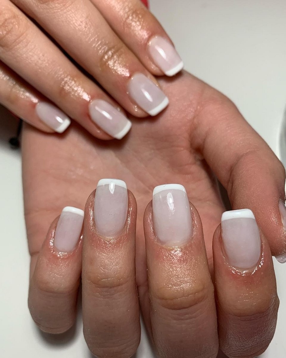 Молочный френч на короткие ногти