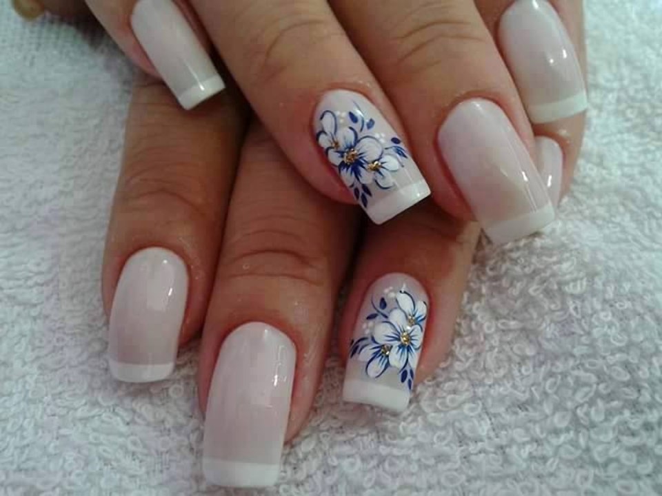 Белый матовый френч на ногтях