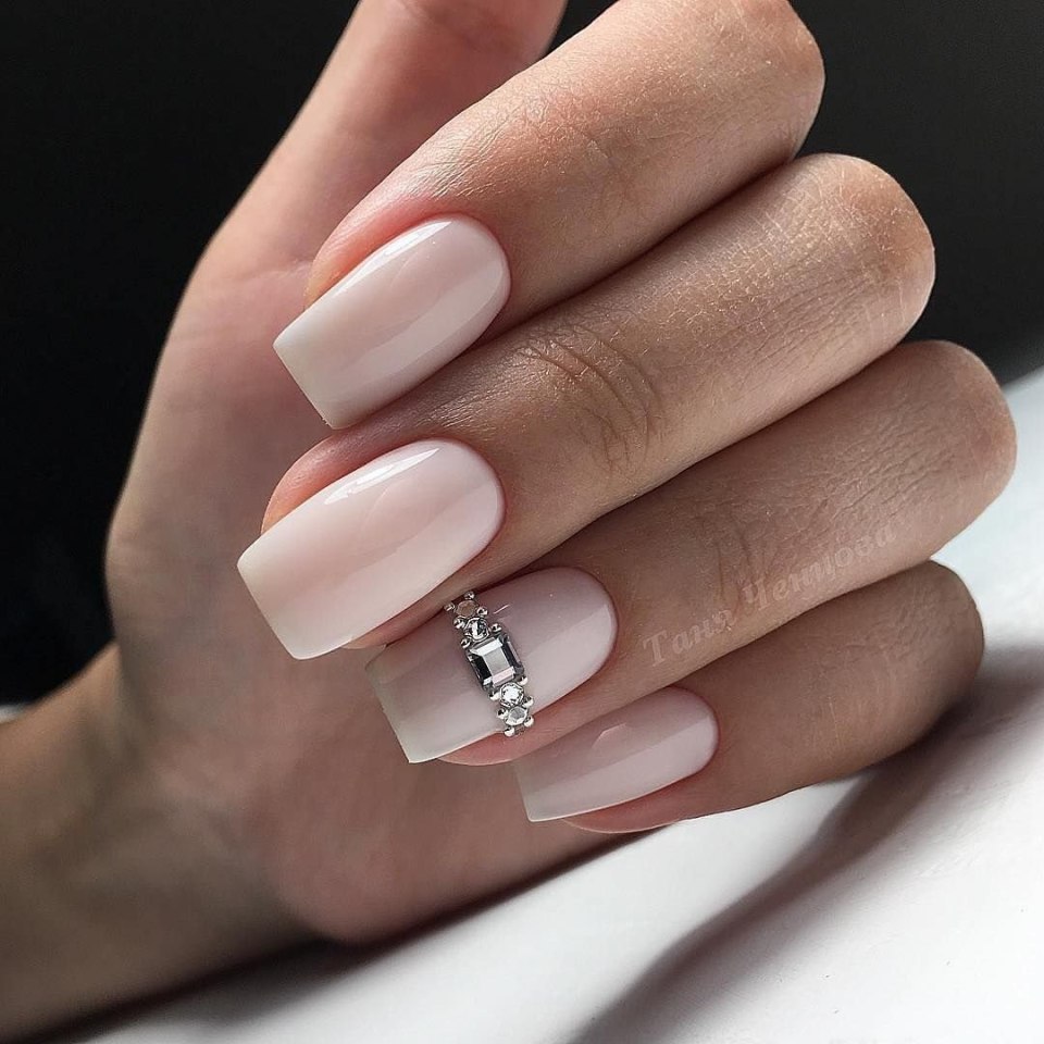 Маникюр молочная база с черным