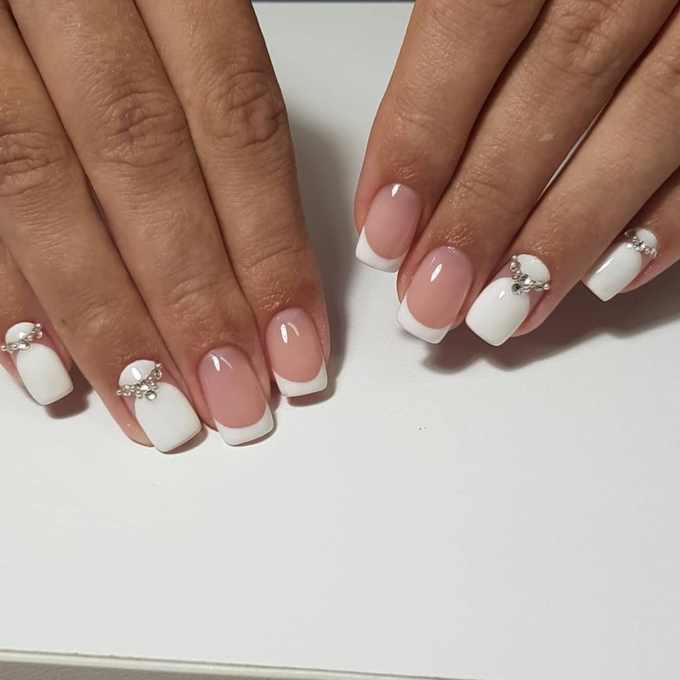 Маникюр в светлых тонах