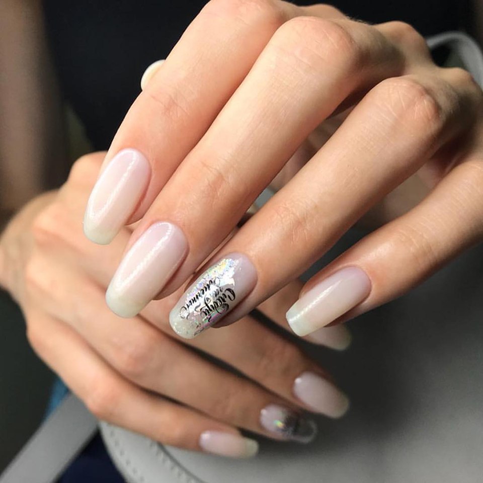 Молочный френч на ногтях