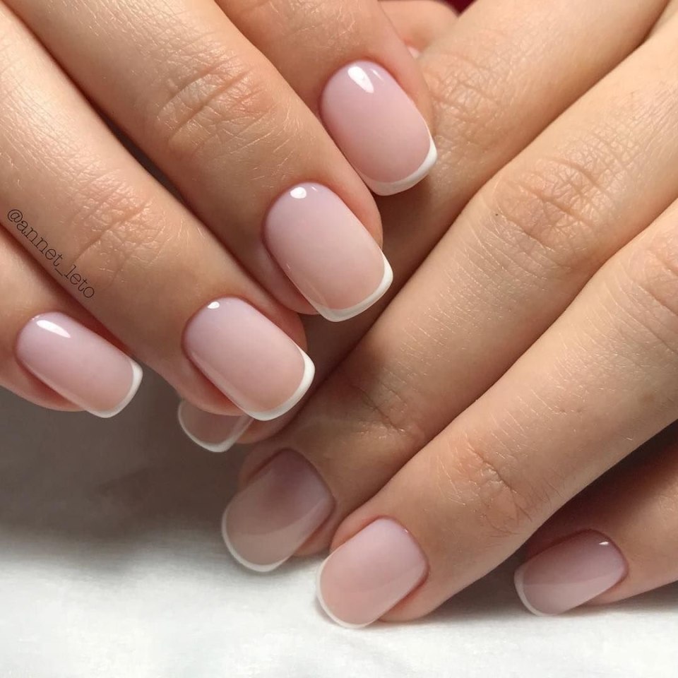 Френч молочный набивной на ногтях