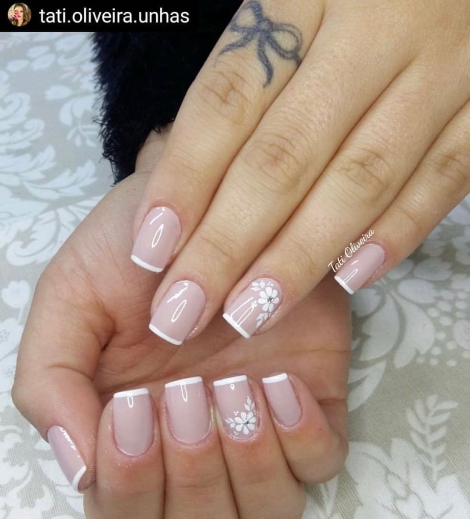 Маникюр френч с белыми цветами