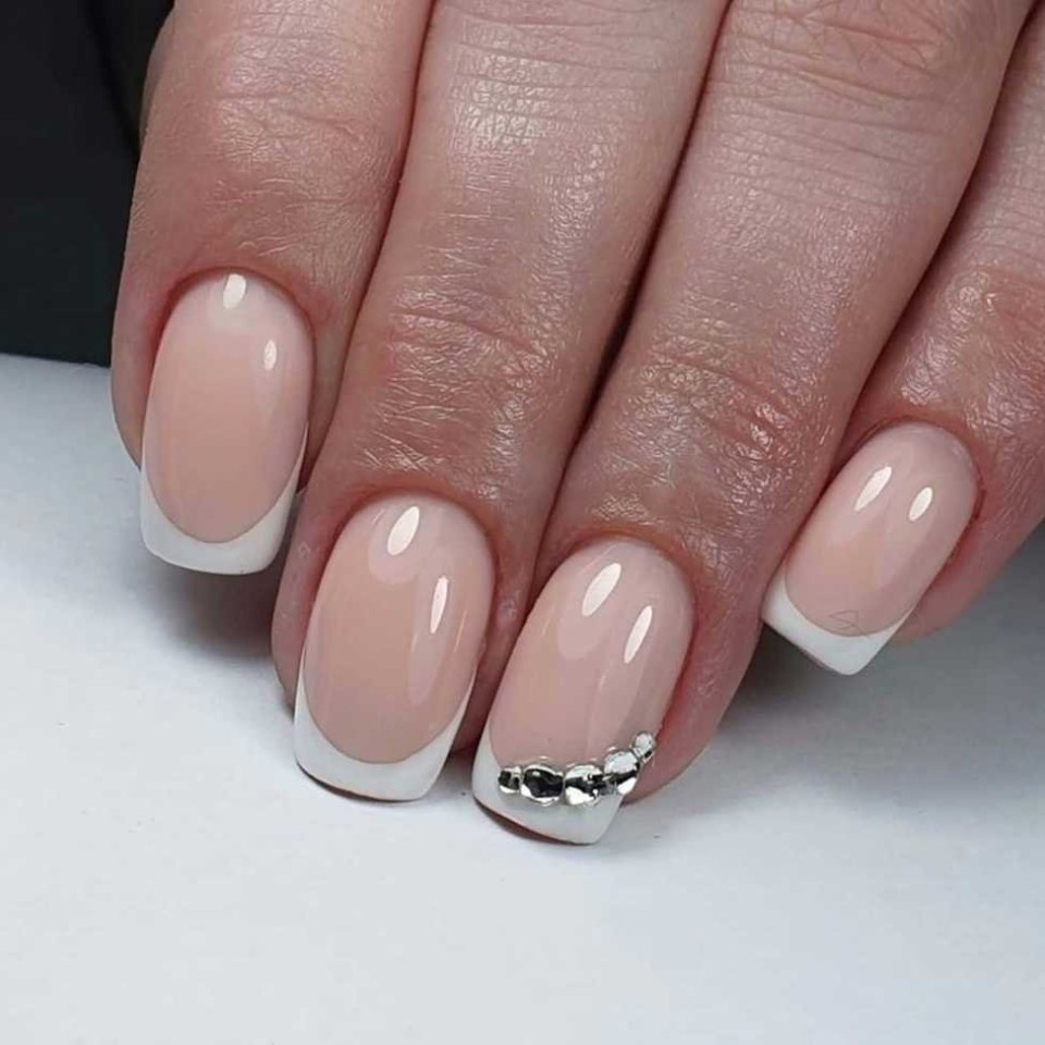 Молочный френч на ногтях