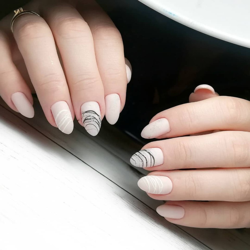 Белый маникюр с лунками