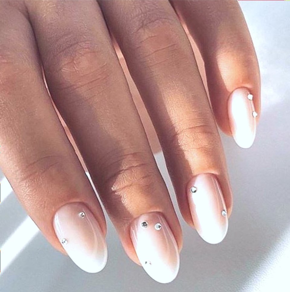 Молочные ногти миндаль