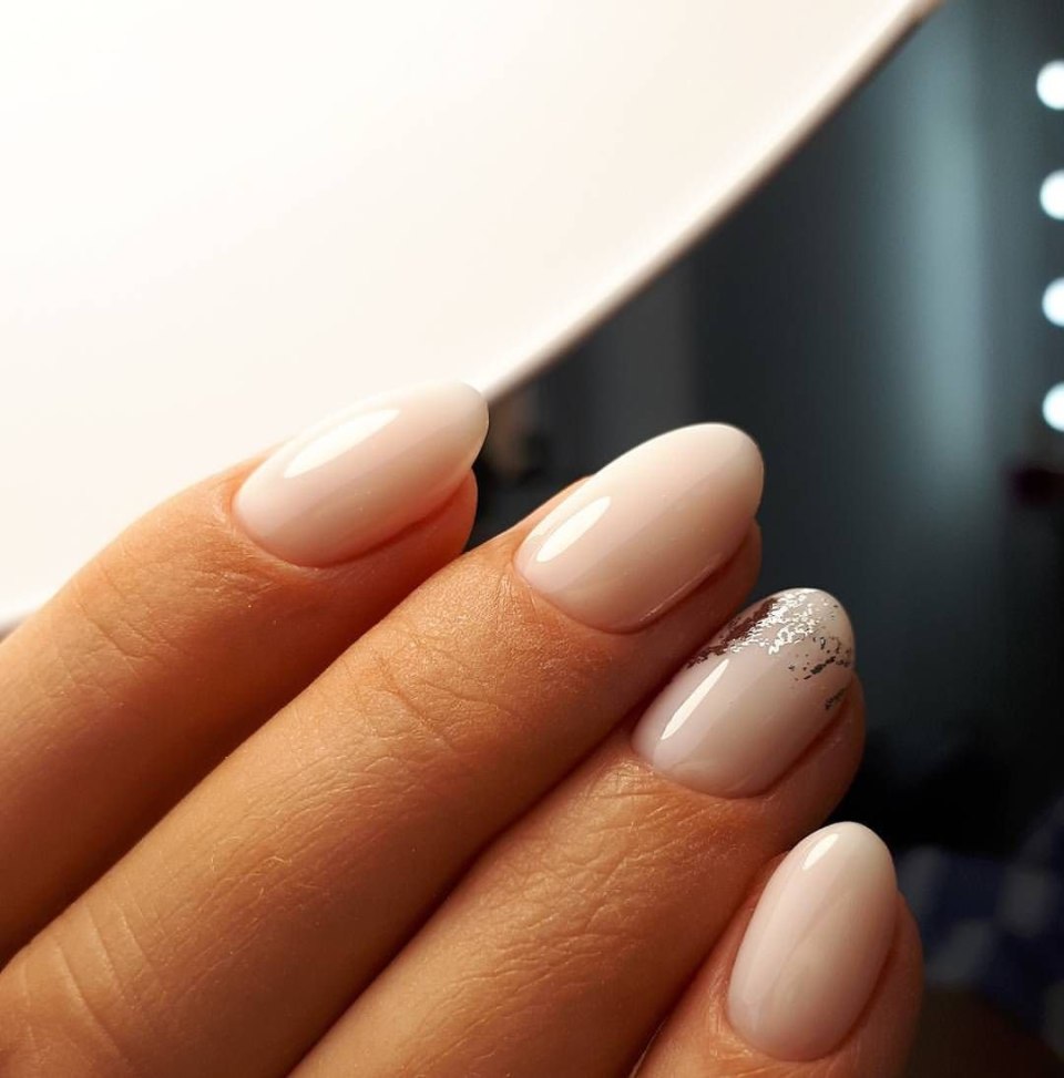 Молочный маникюр френч