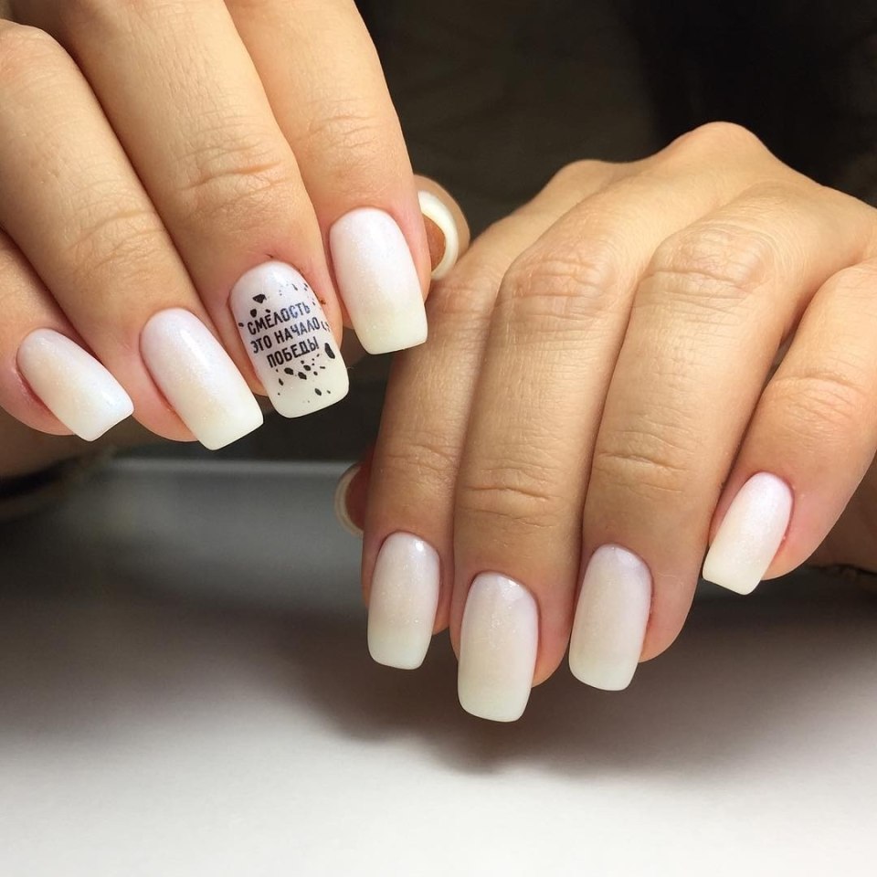 Молочный маникюр со стразами