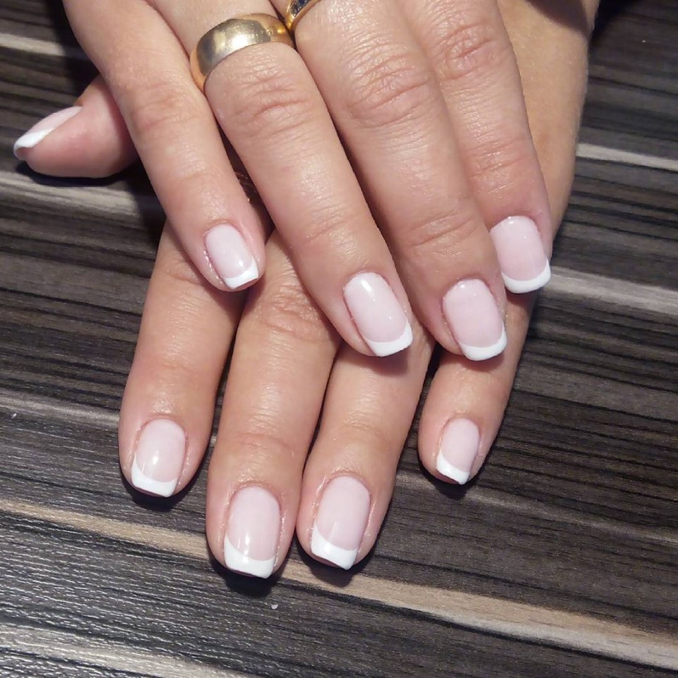 Маникюр нюд с красным