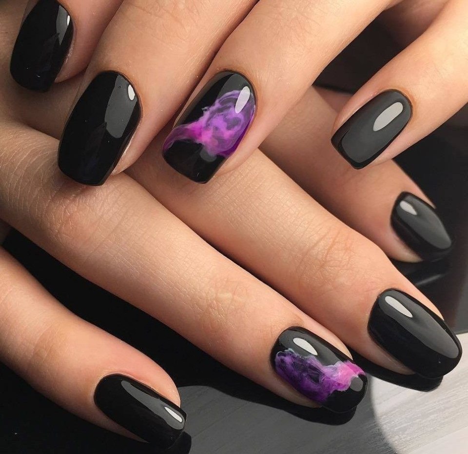 Черный маникюр