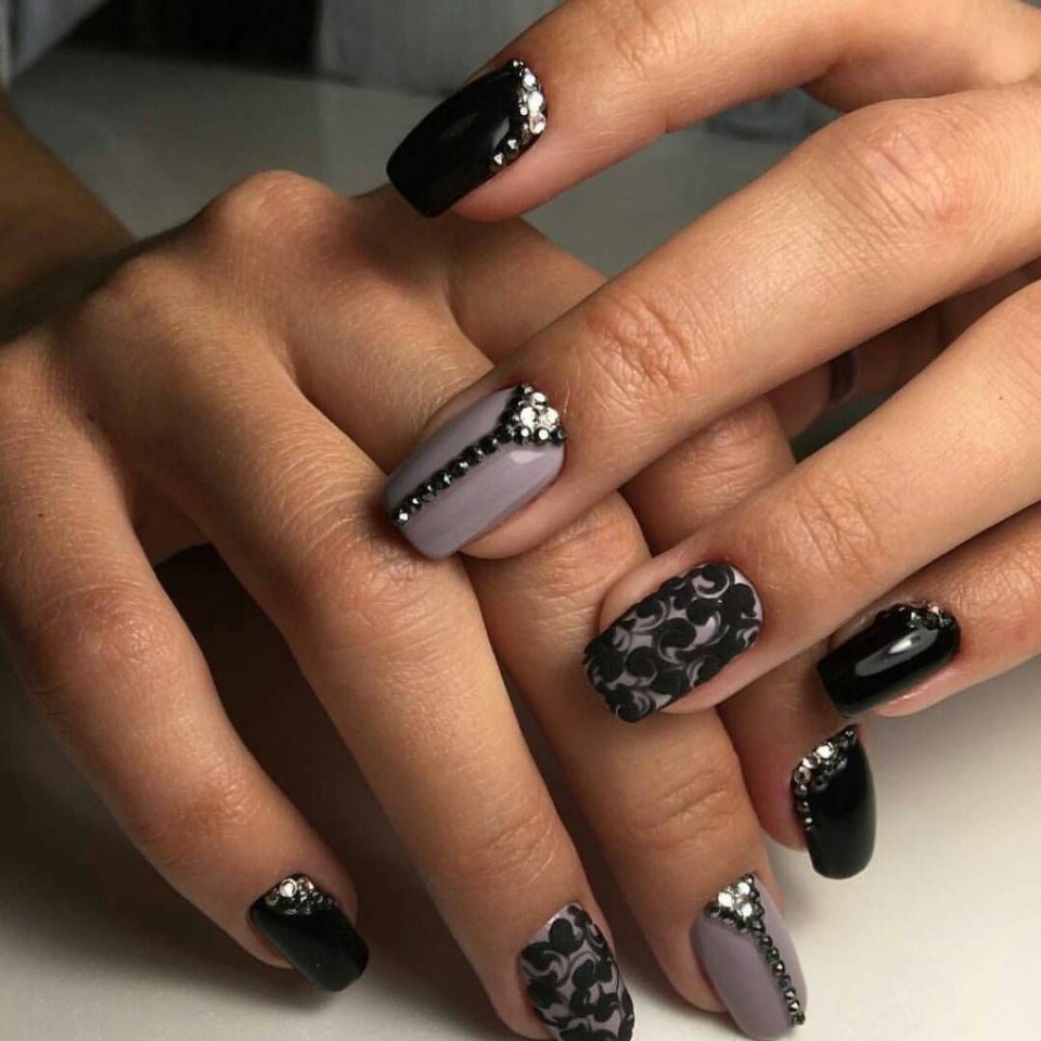 Красивый черный маникюр