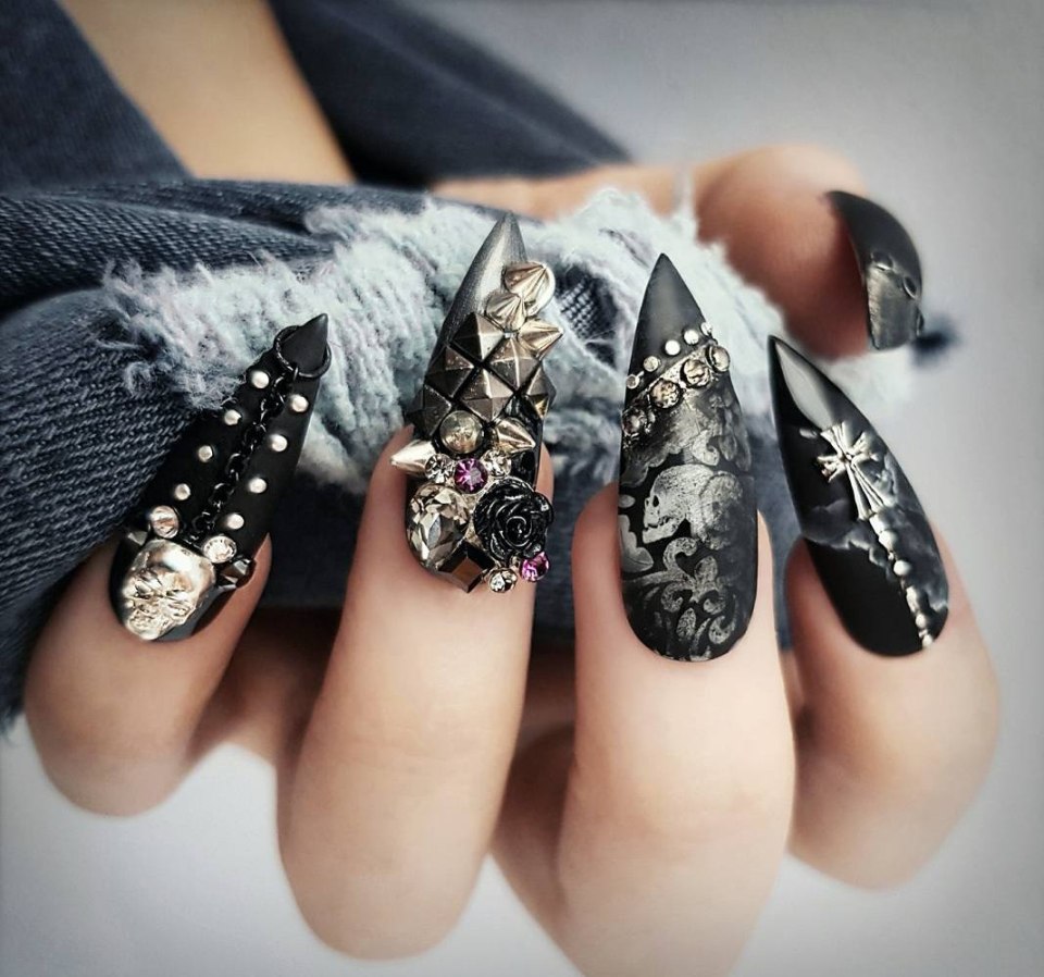 Маникюр с черепами