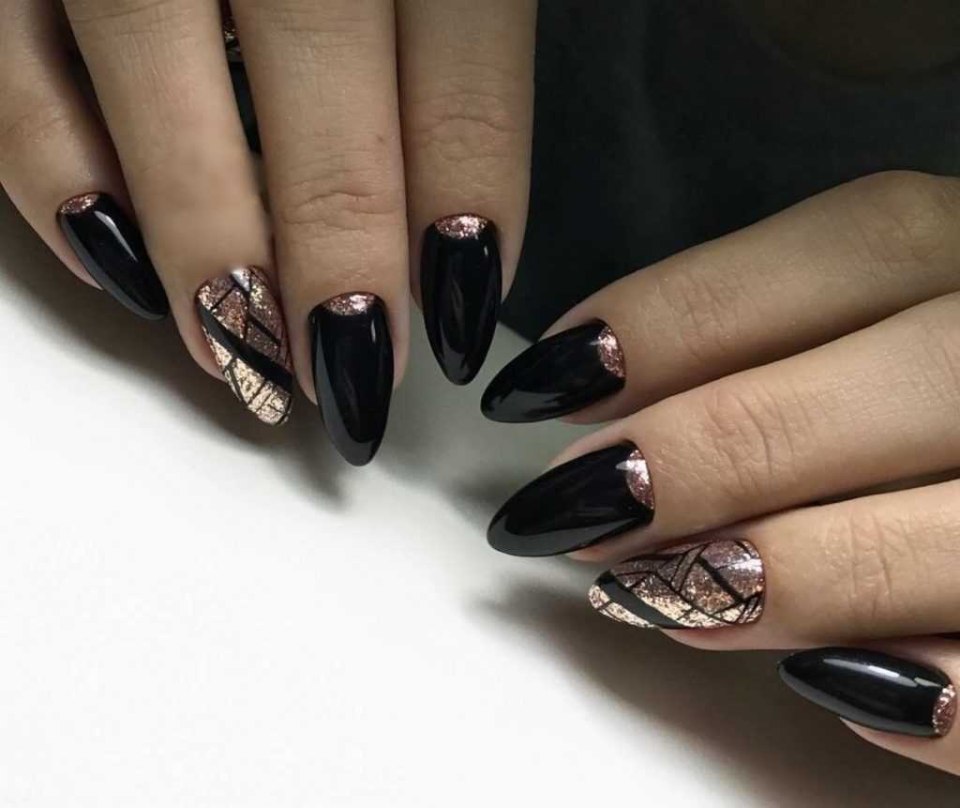 Стильный темный маникюр