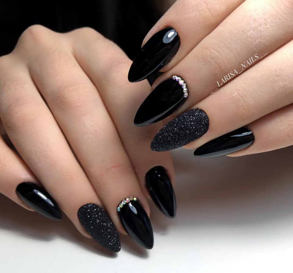 Черные овальные ногти