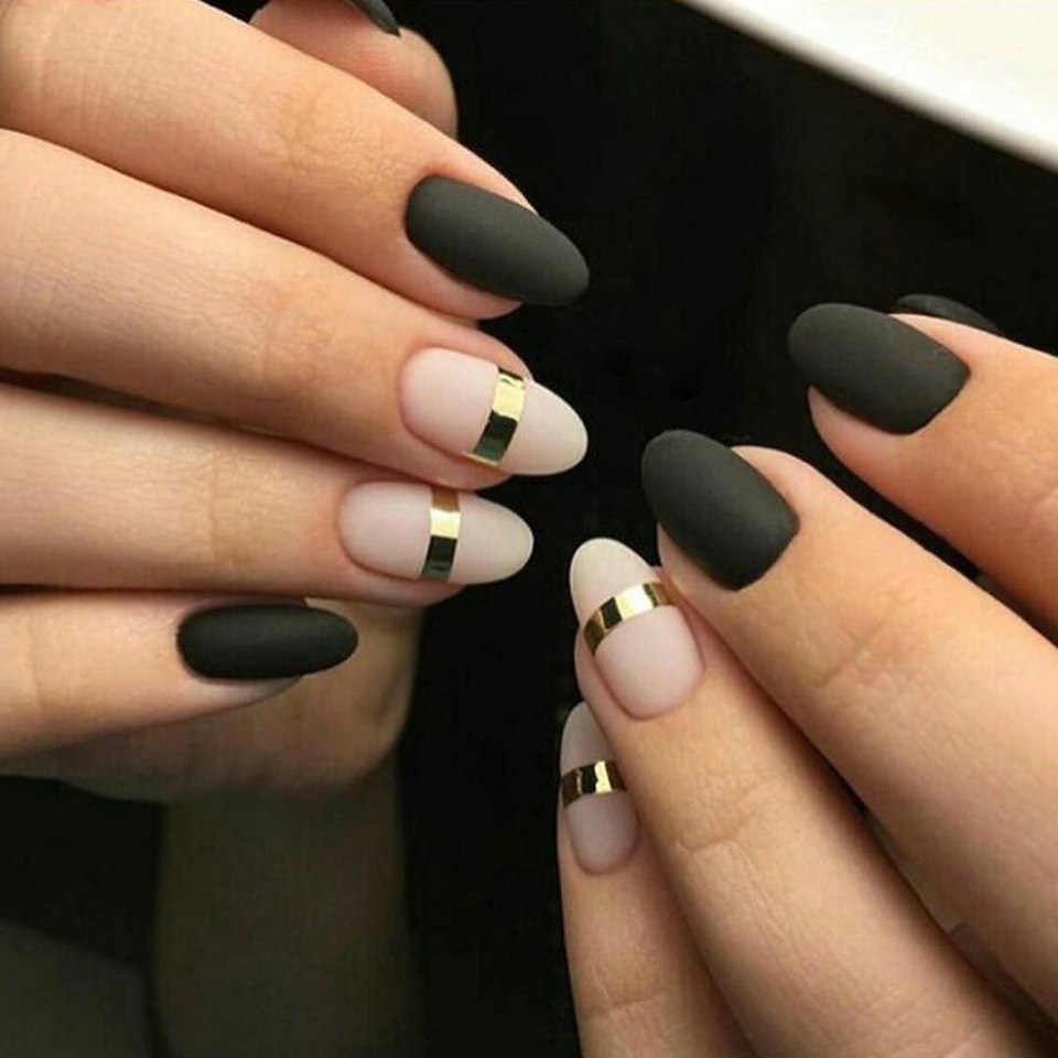 Длинные матовые ногти с узором
