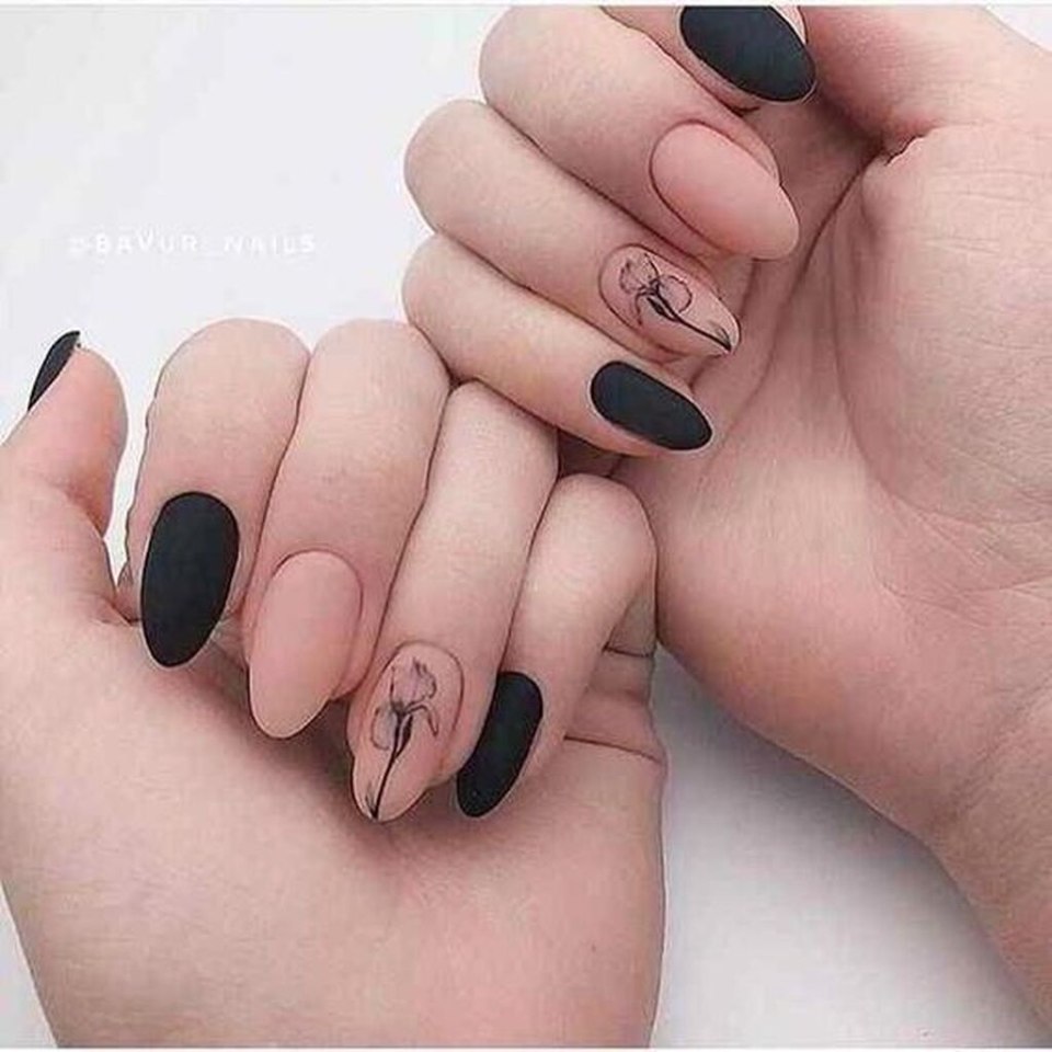 Маникюр чёрный матовый с бежевым