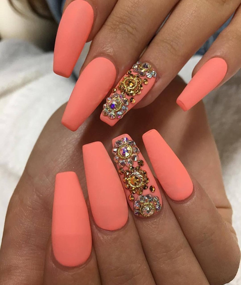 Яркий коралловый маникюр