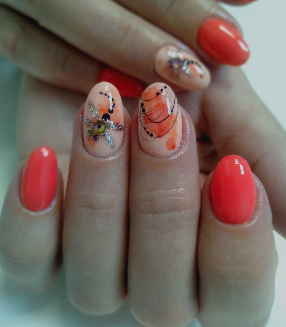 Маникюр с яркими цветами