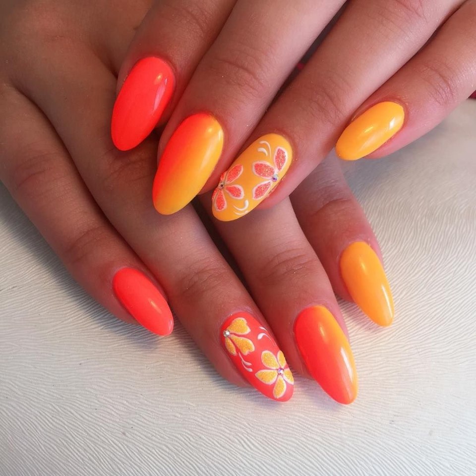 Коралловый маникюр со стразами