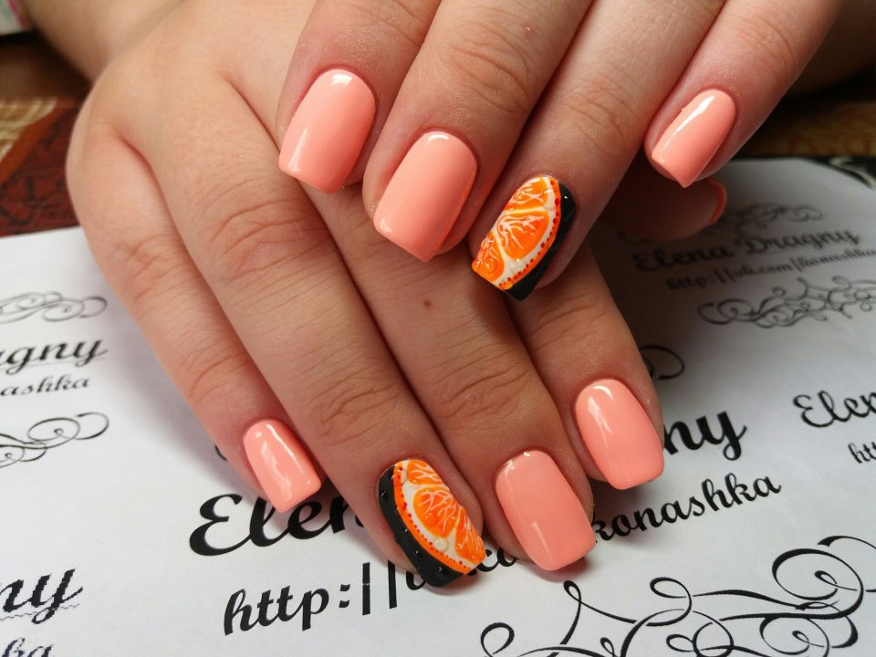 Яркий маникюр со стразами