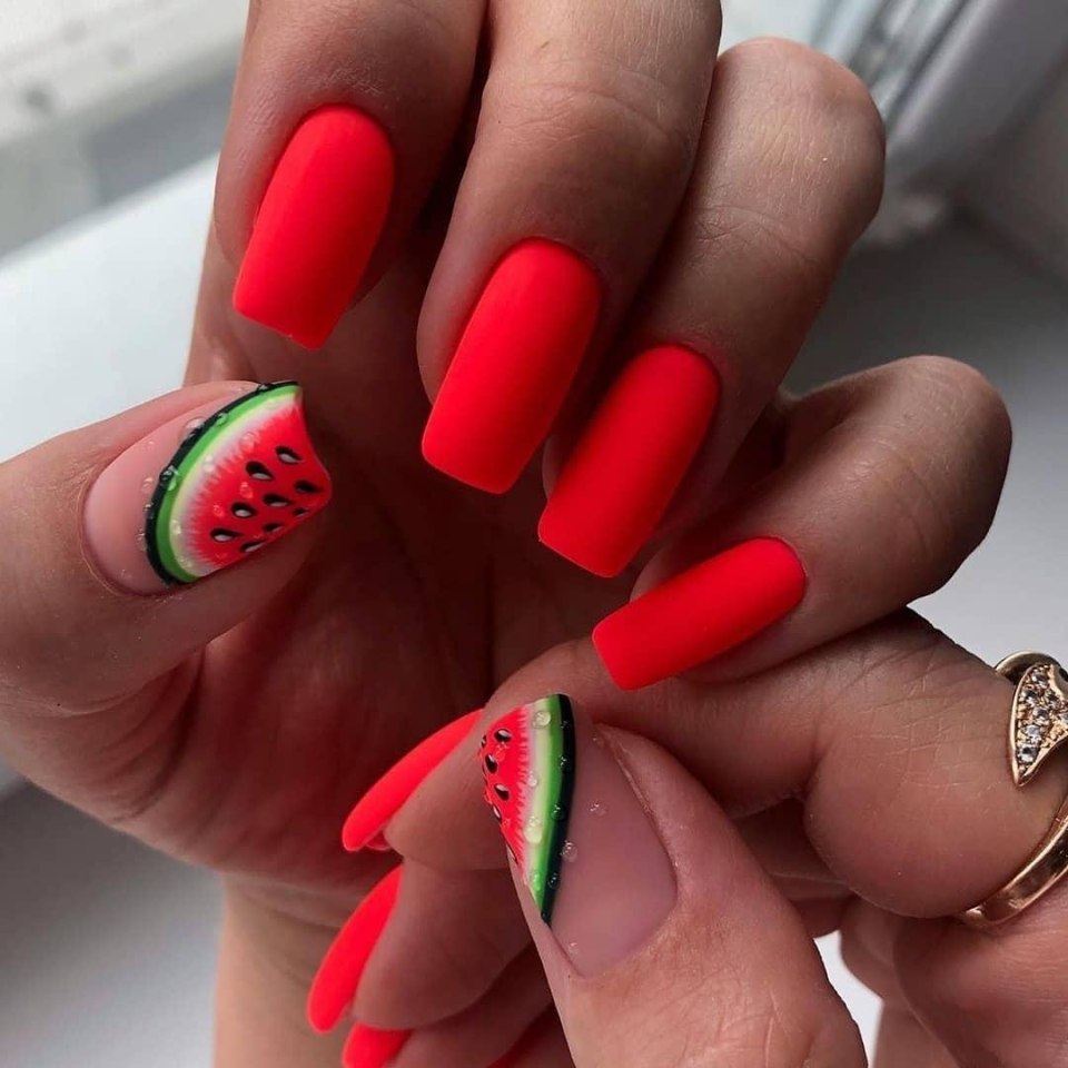 Маникюр кораллового цвета с дизайном