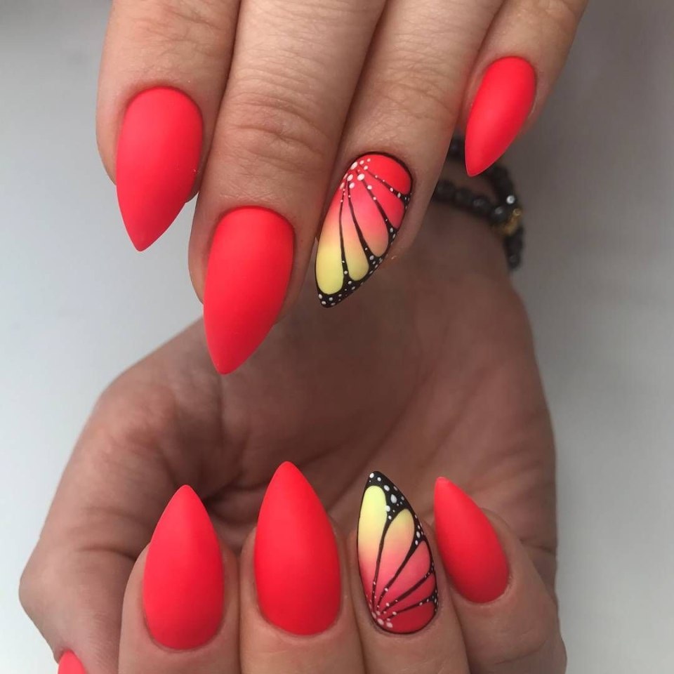 Маникюр кораллового цвета с дизайном