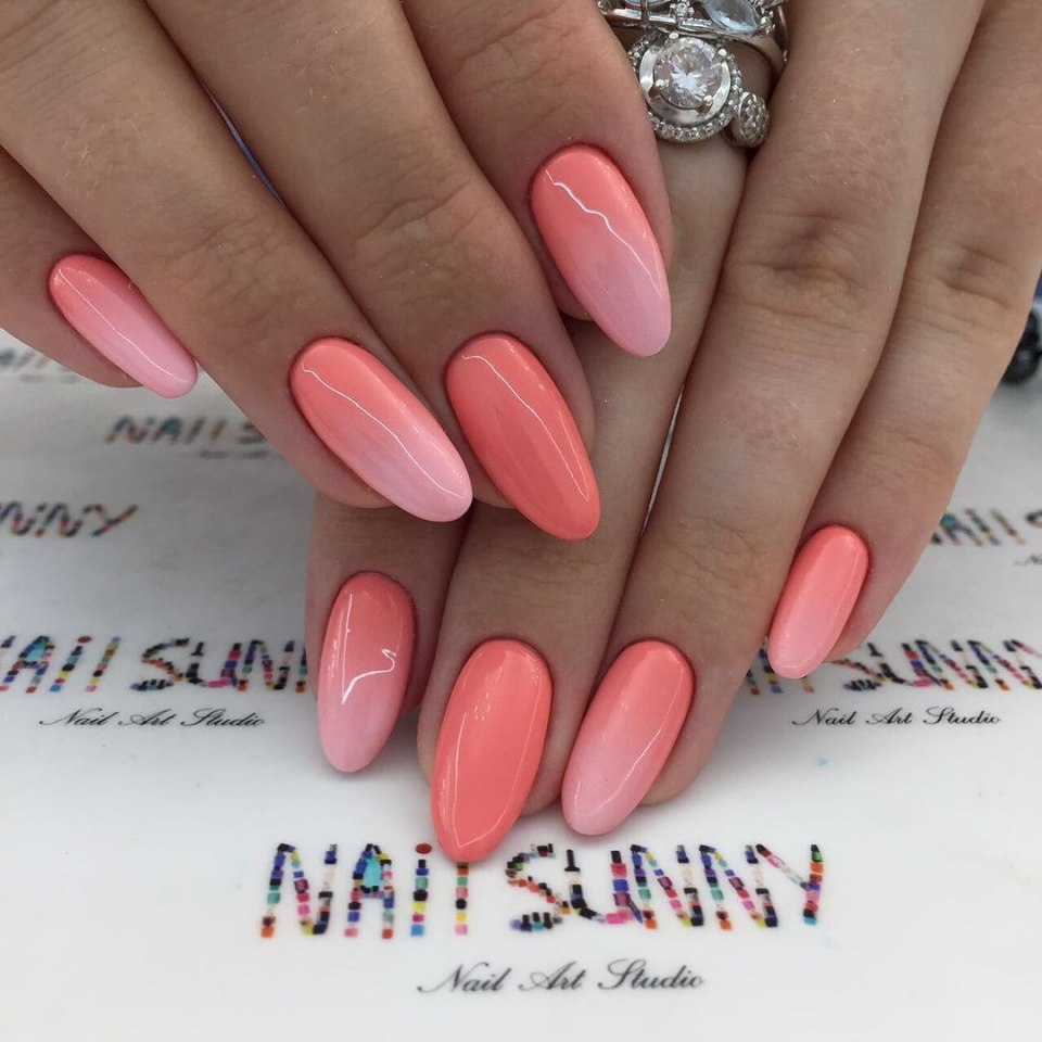 Летний маникюр неоновый розовый