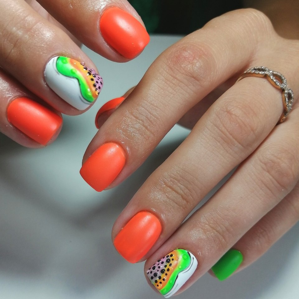 Ярко коралловые ногти