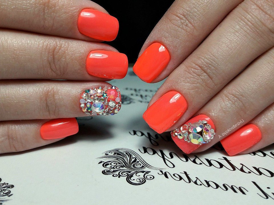 Коралловый маникюр на миндалевидных ногтях