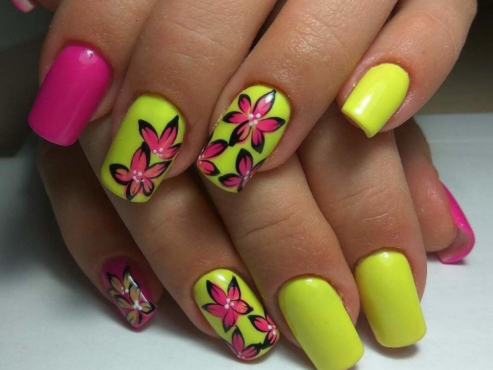 Коралловый маникюр